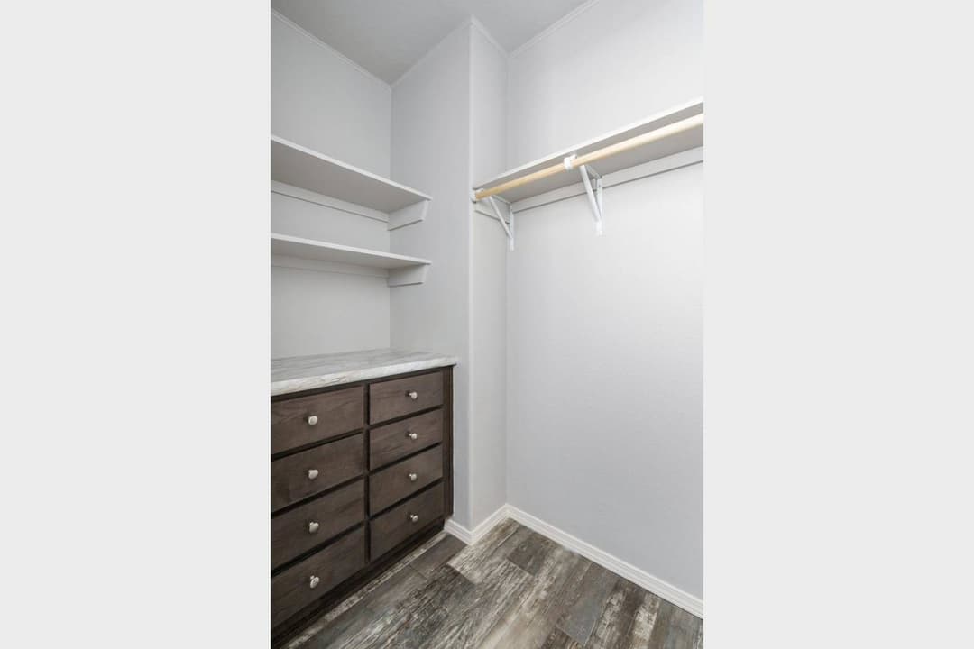 Dreamworks dw4603f interior home features