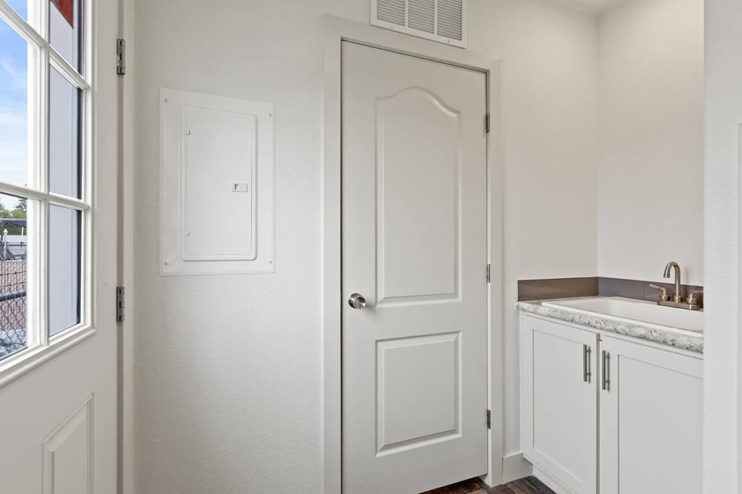 Dreamworks dw4724b interior home features