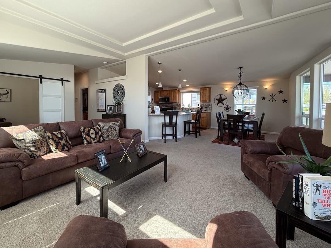 400 interior home features