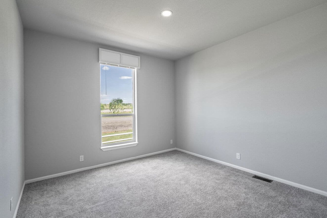 Emerald estate bedroom home features