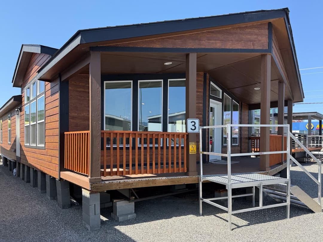 400 elevation and exterior home features