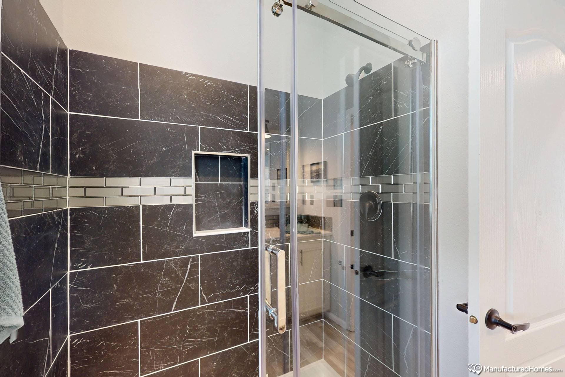 Avanti w/ in-law suite bathroom home features