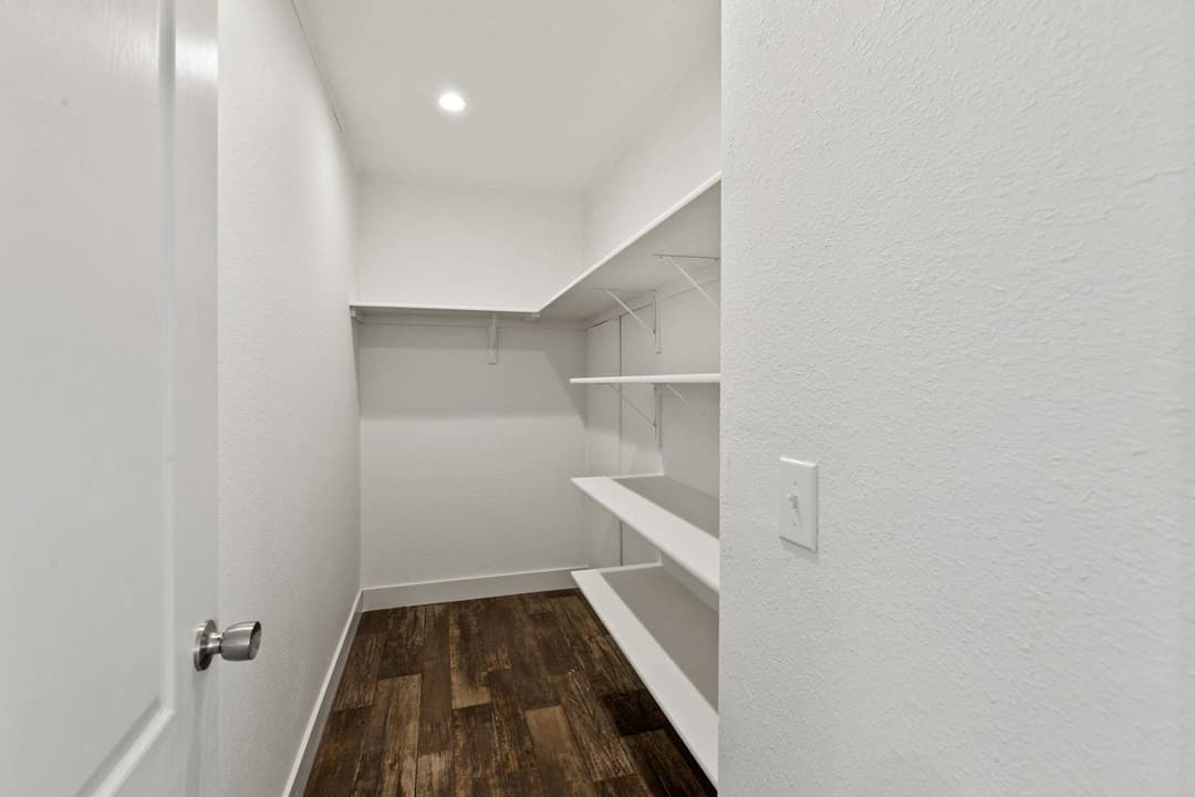 Dreamworks dw4724b interior home features
