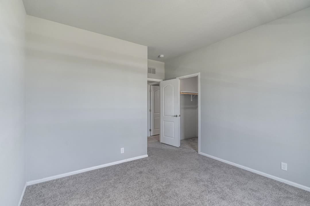 Emerald estate bedroom home features