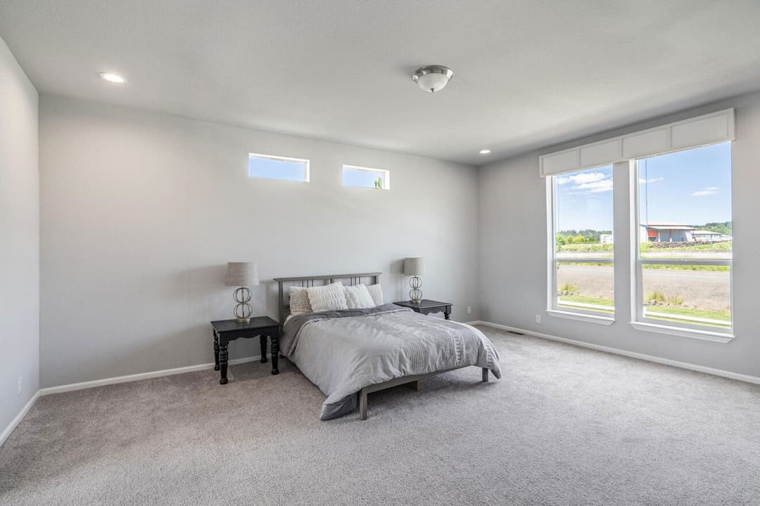 Emerald estate bedroom home features