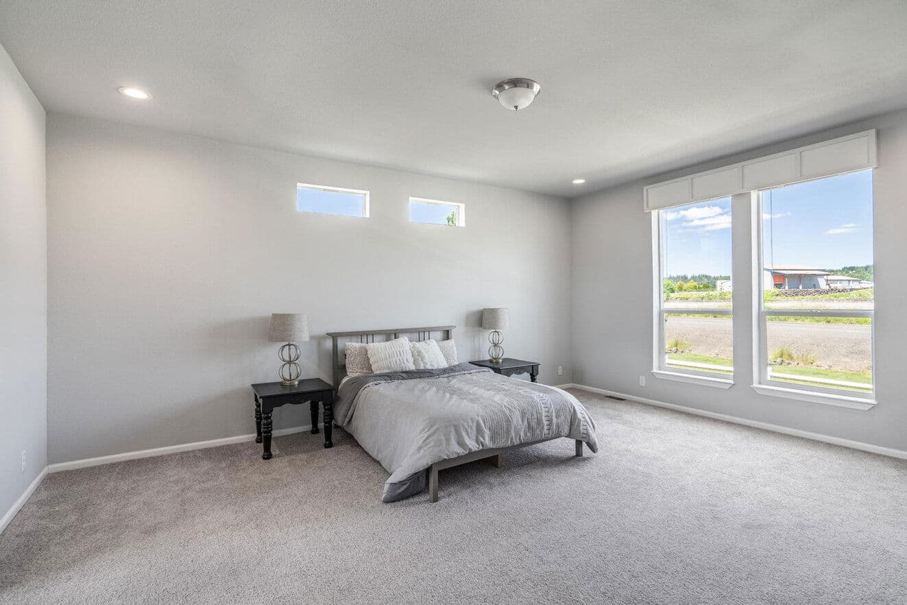 Emerald estate bedroom home features