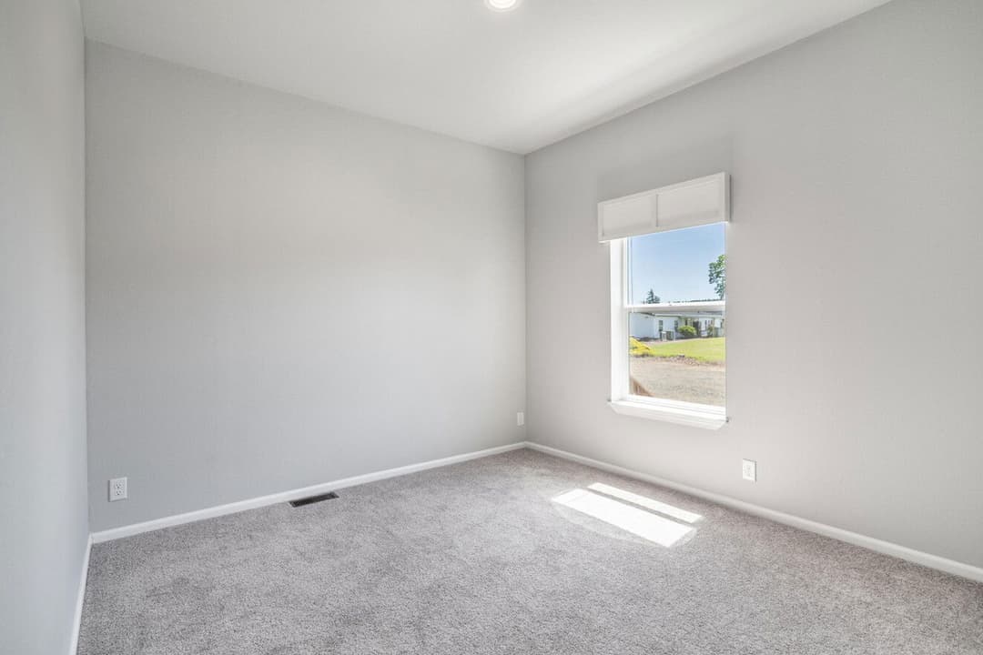 Emerald estate bedroom home features