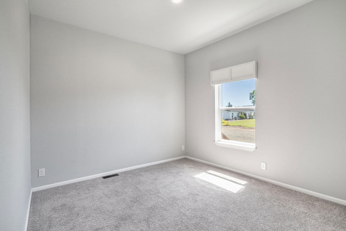 Emerald estate bedroom home features