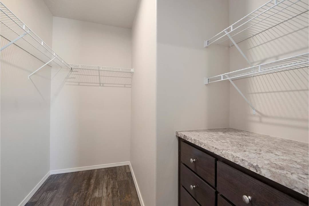 Dreamworks dw4483b interior home features